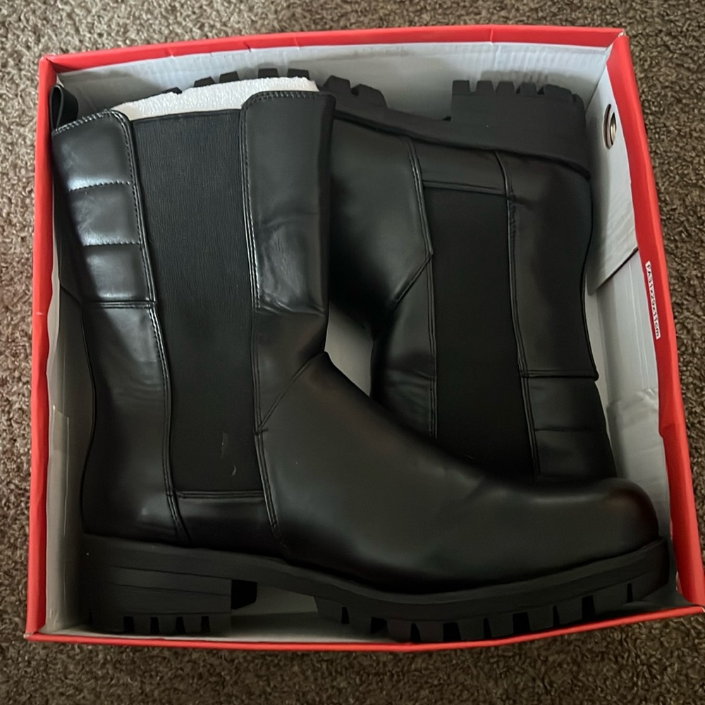 Brand New women boot